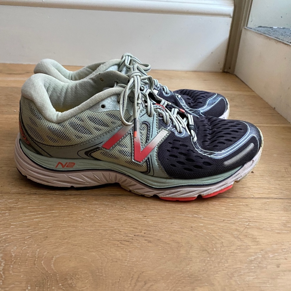 New Balance N2 Women's Tennis Shoes. Size 8.5.